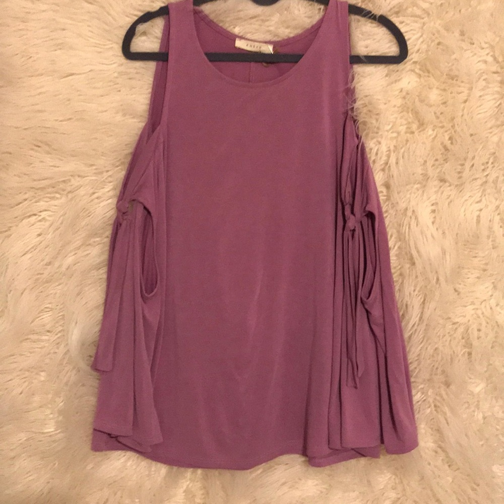 Boutique Top with keyhole arms